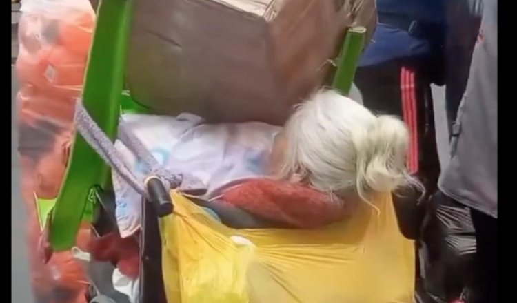 A falta de carrito usan silla de ruedas de abuela con ella debajo