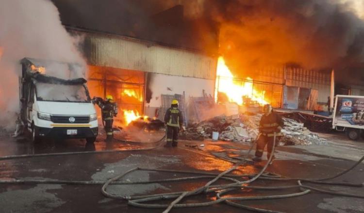 Fábrica de galletas es consumida por el fuego en Puebla