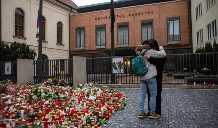 República Checa declara luto nacional por víctimas de tiroteo en Praga