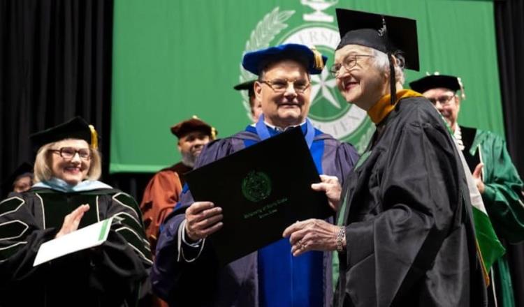 Mujer de 90 años es la estudiante de mayor edad en completar sus estudios en la Universidad del Norte de Texas