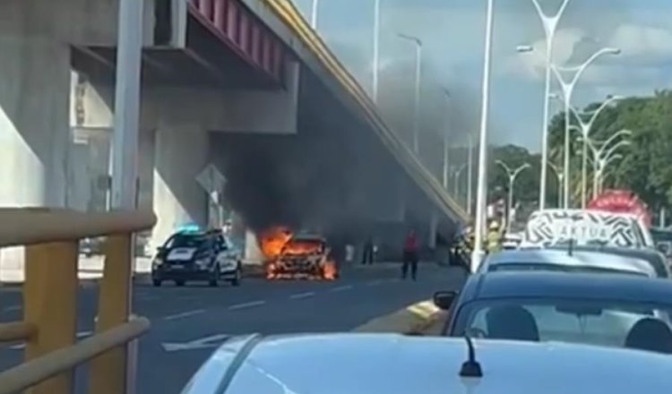 Se incendia auto en el distribuidor vial Universidad