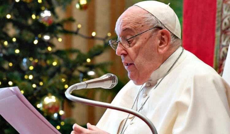 No confundir celebración de Navidad con consumismo: Papa