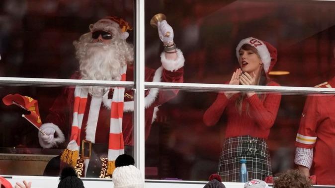 Taylor Swift llega al juego de los Chiefs acompañada de Santa Claus