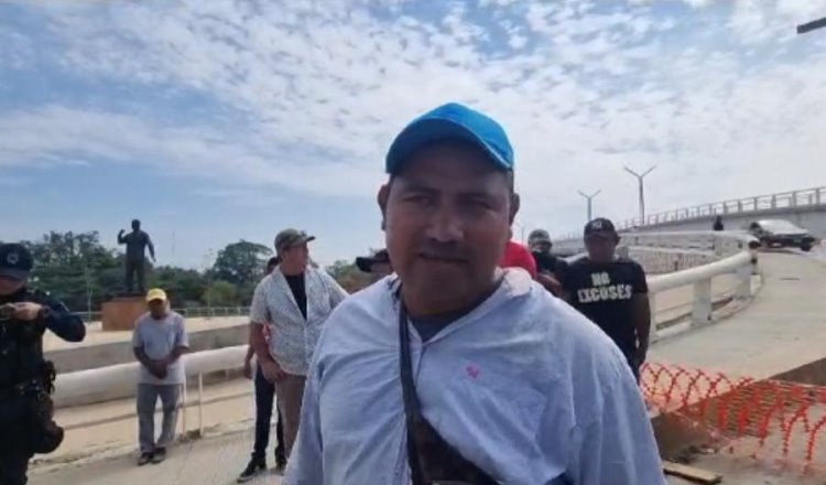 Por falta de pagos, trabajadores del malecón Carlos A. Madrazo bloquean puente Grijalva II