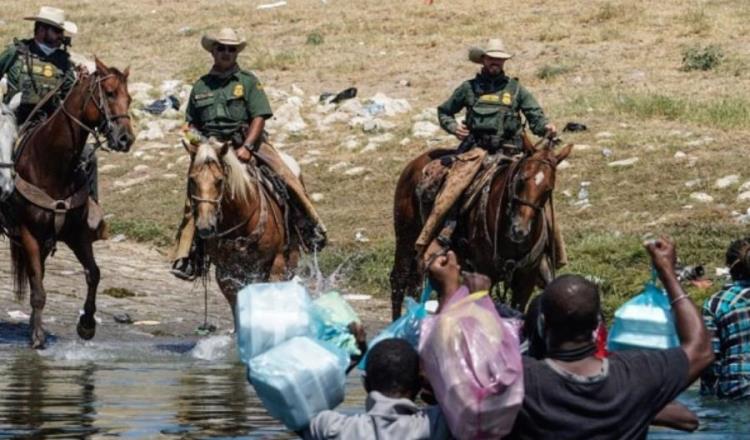 Pide Biden a Texas suspender ley contra migrantes