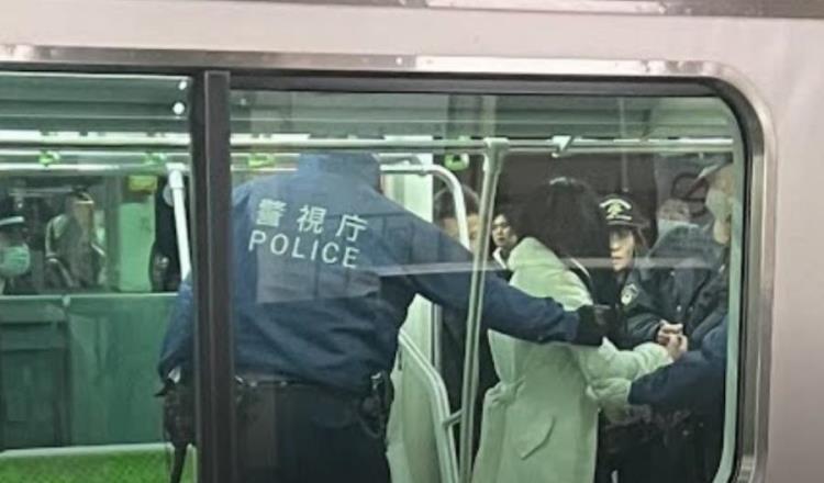 Detienen a mujer tras apuñalar a 3 personas en tren de Japón