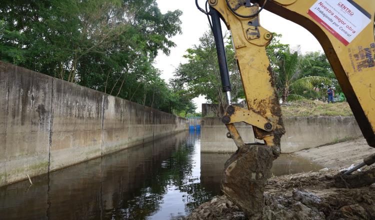 Hasta llantas y muebles extraen del dren de Casa Blanca durante trabajos de desazolve