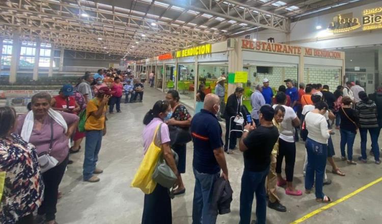 Adultos mayores hacen fila por horas para cobrar pensión, cajero se queda sin fondos en el Pino Suárez