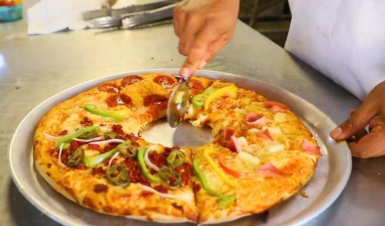 Panadero tabasqueño crea la rosca-pizza; hay 3 especialidades