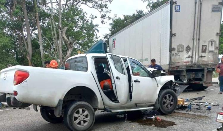 Impacta camioneta contra tráiler en vía corta Cunduacán – Comalcalco