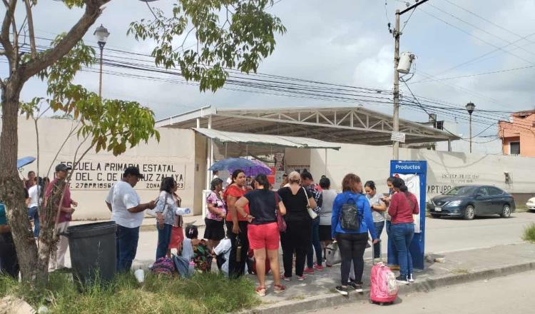 Cierran padres de familia primaria y vialidad en el Fraccionamiento Olmeca por falta de energía eléctrica