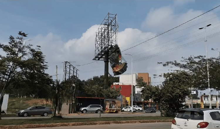 Rachas de viento derriban árboles y espectaculares en Villahermosa