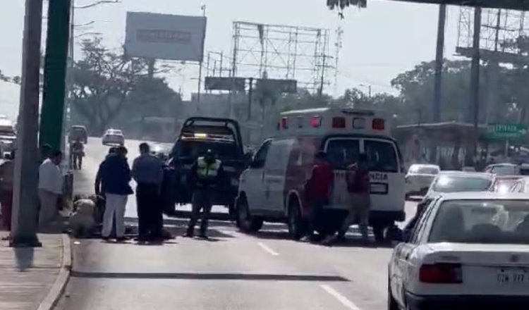 Mujer evita puente peatonal y la atropellan en Av. Universidad