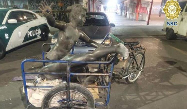 Cae hombre tras robarse 2 estatuas de parque en CDMX