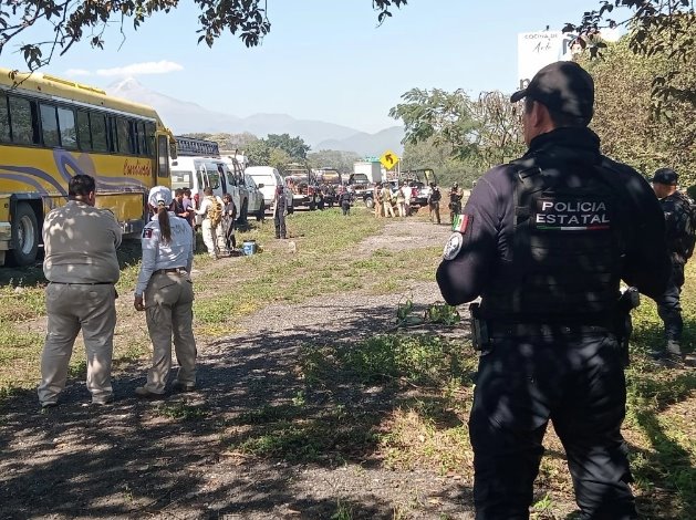 Aseguran en Veracruz autobús con 100 migrantes en condiciones de hacinamiento