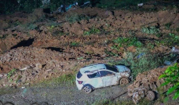 Reza Francisco por víctimas de derrumbe en Colombia