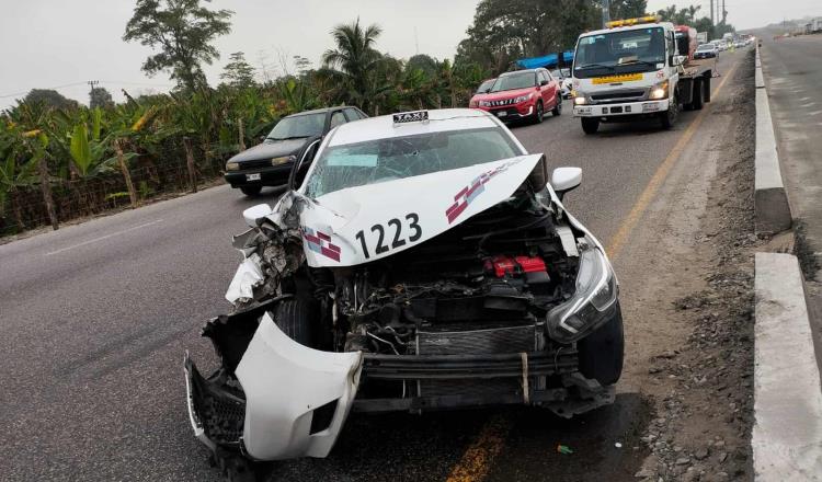 Impacta taxista contra carriles centrales de la Villahermosa–Cárdenas