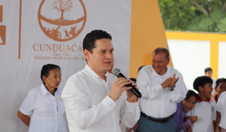 Inaugura Abraham Cano barda en primaria de Cunduacán