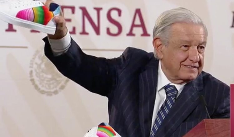 Presume AMLO tenis con diseño de Sarape, que le regalaron becarios de Jóvenes Construyendo el Futuro