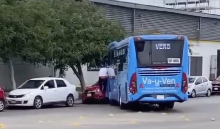 Chofer olvida ponerle freno a camión y choca contra auto en Yucatán