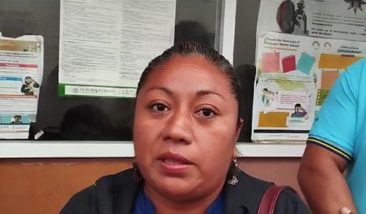 Madrugan aspirantes a beca Benito Juárez para poder registrarse