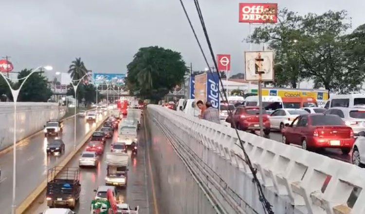 Lluvias dejan encharcamientos y congestionamiento vial en Villahermosa