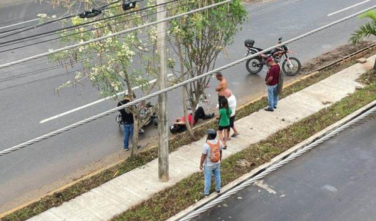 Derrapa motociclista por intentar ganarle el paso a camión de mudanza en Periférico