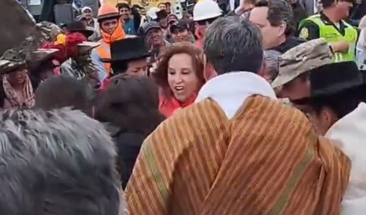 Mujer "zarandea" a presidenta de Perú, Dina Boluarte, en evento