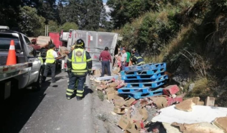 Vuelca tráiler en la México – Toluca y rapiñan carga