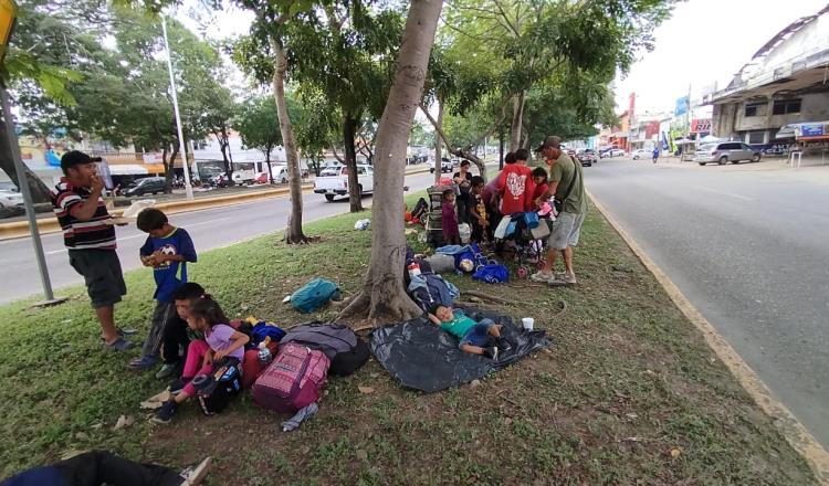 Migrantes acampan en camellones de Ruiz Cortines