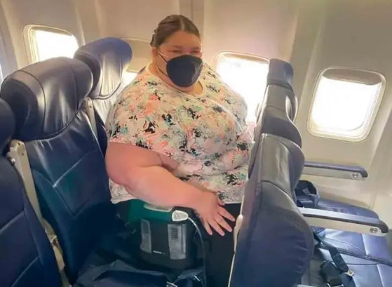 Critican en redes a mujer con sobrepeso por no ceder un asiento extra en el avión que viajaría