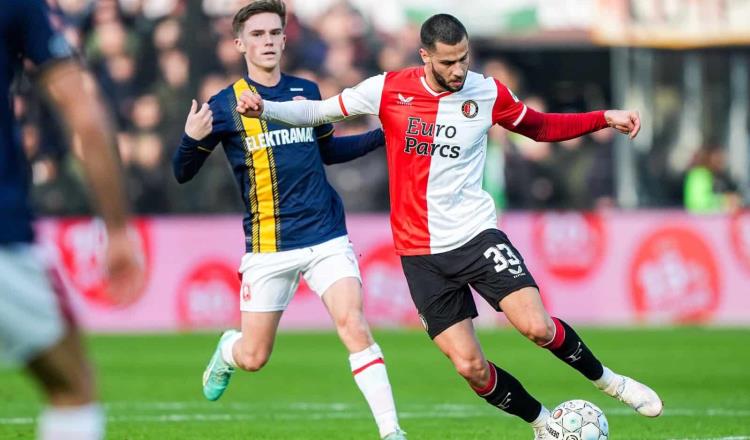 Santi Giménez falla penal, Feyenoord empata contra el Twente 