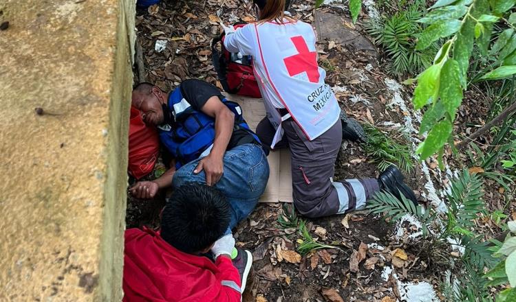 Asaltan y empujan a sujeto desde lo alto del malecón de Gaviotas; lo rescatan