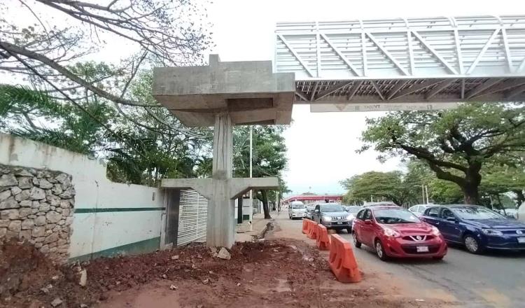 Pese al inicio de clases, puente peatonal frente a UJAT aún no se concluye 