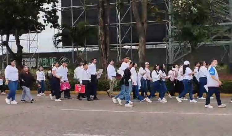 Marchan instituciones educativas por la paz y en memoria de las víctimas del Holocausto