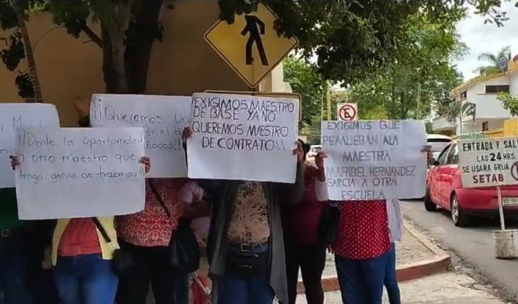 Protestan en Setab por maestra que presuntamente no imparte clases de manera regular desde hace 19 años