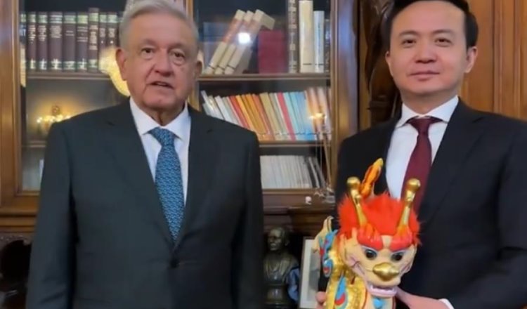 Recibe AMLO dragón de buena fortuna por parte de China