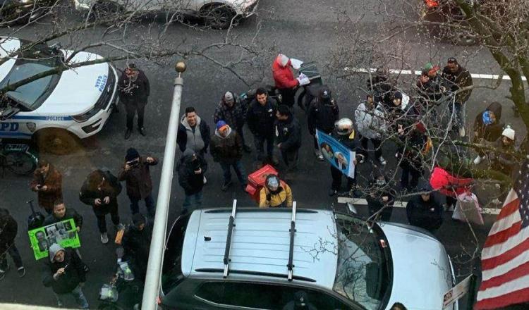 Protestan en evento de Xóchitl Gálvez en Nueva York, EE.UU.