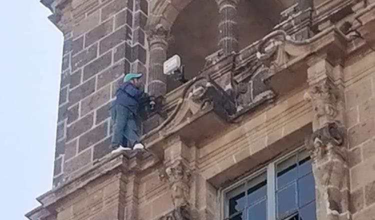 Sujeto amenaza con lanzarse de edificio en el Zócalo de la CDMX; es rescatado por bomberos