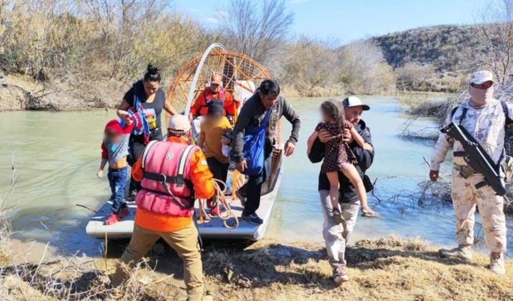 Logra INM rescatar a 74 migrantes en el Río Bravo; 3 personas pierden la vida