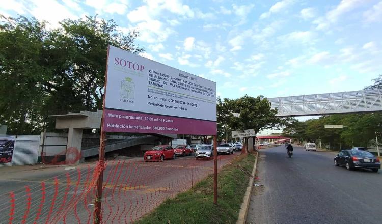 En horas, instalan rampas del puente peatonal frente a UJAT