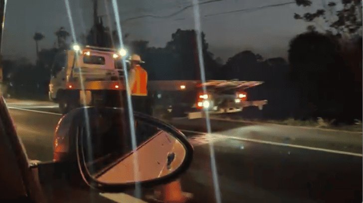 Se estampa grúa contra poste de luz en la Cárdenas - Villahermosa