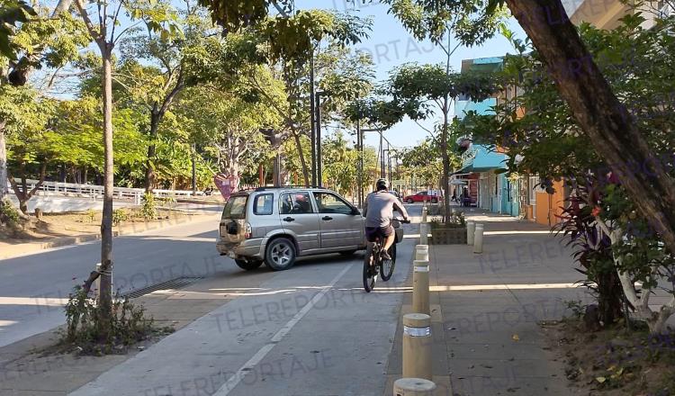 Habitantes de Gaviotas invaden ciclopista con vehículos