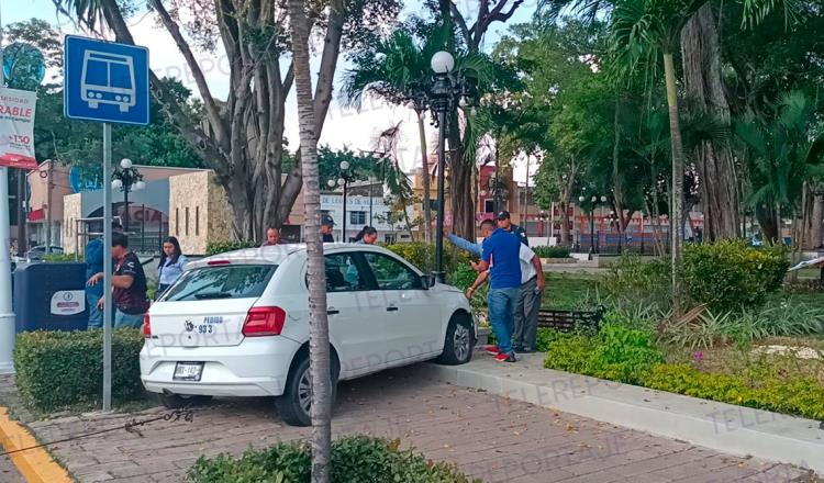 ¡Estrenón al Mestre! Impacta vehículo contra banca, tras colisionar con volteo