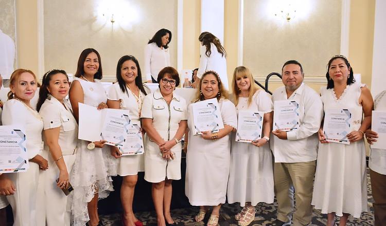 Se gradúan 94 docentes de diplomados de Educación Especial