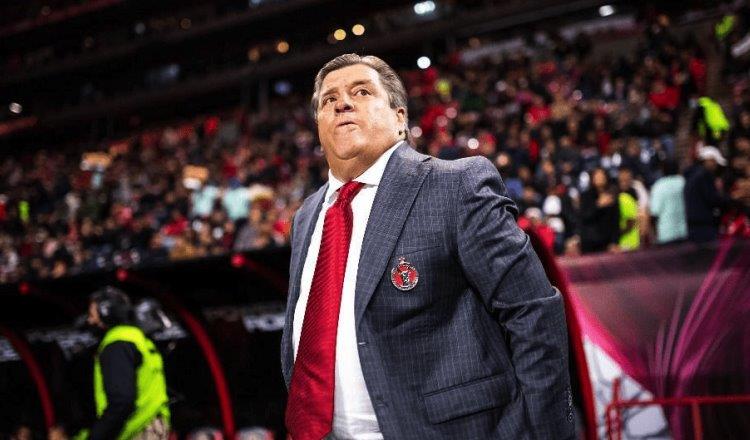 Miguel Herrera insulta a aficionado que pide su salida de Xolos