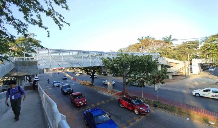 Sotop hará adecuaciones a puente peatonal de Universidad tras encharcamientos