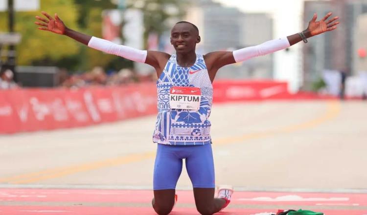 Kelvin Kiptum poseedor de récord mundial en Maratón, muere en accidente