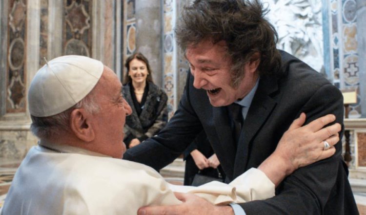 Abraza Milei al Papa tras criticarlo durante su campaña presidencial