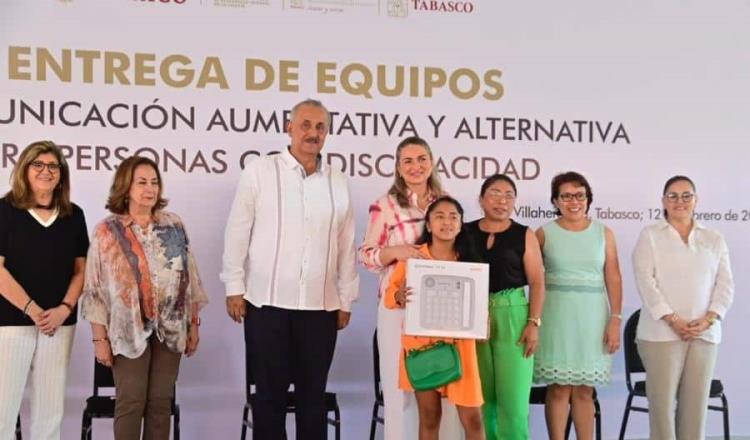 Entrega gobernador Merino equipos de comunicación aumentativa y alternativa a niños con discapacidad